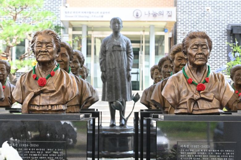 지난해 8월 21일 경기 광주시 나눔의 집에 세상을 떠난 위안부 피해자 할머니들의 흉상이 세워져 있다. 사진=뉴시스