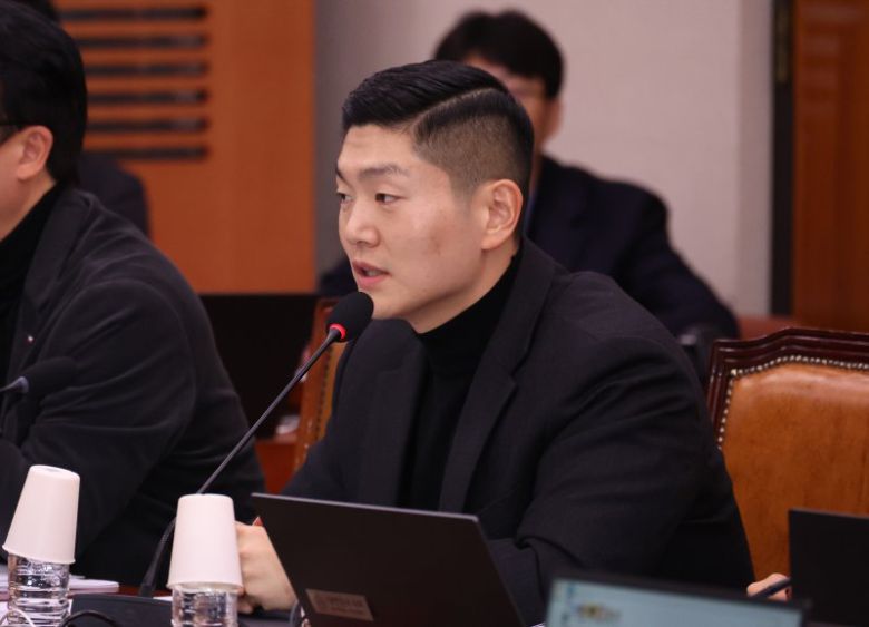 국회 법제사법위원회에 보임된 김재섭 국민의힘 의원이 2025년 12월 3일 서울 여의도 국회에서 열린 전체회의에서 인사말을 하고 있다. 뉴시스