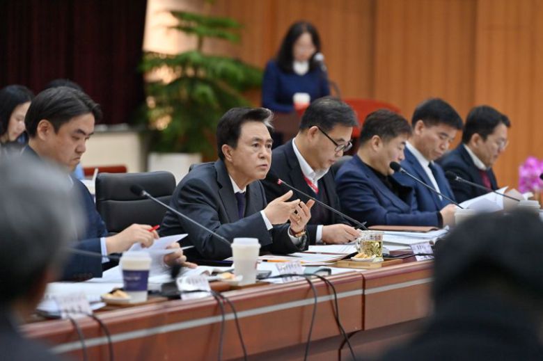 김태흠 충남지사(왼쪽 두번째)가 19일 충남도청 대회의실에서 열린 ‘2026년 제1차 청년정책조정위원회’를 주재하고 있다.