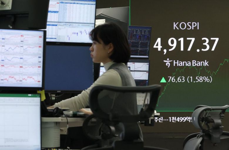 코스피가 장중 4900을 넘어선 가운데 19일 오후 서울 중구 하나은행 딜링룸에서 딜러가 업무를 보고 있다. /사진=연합뉴스