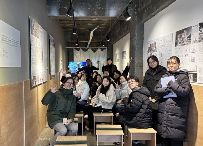 부산대학교 건축학과 BK21 사업단이 금정구 금정로 일대 유휴 상가를 활용해 1월 한달 간 전시·강연·공연·체험 행사를 진행하고 있다. 빈 점포를 활용한 팝업 문화공간에서 건축학과 학생들이 포즈를 취하고 있다. 부산대 제공