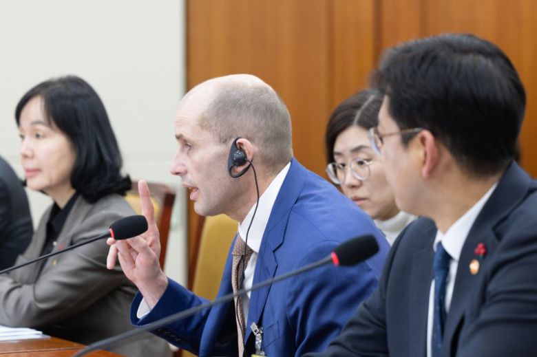 지난달 31일 해롤드 로저스 쿠팡 대표이사가 서울 여의도 국회에서 열린 제430회국회(임시회) 쿠팡 침해사고 및 개인정보 유출, 불공정 거래, 노동환경 실태 파악과 재발방지 대책 마련을 위한 연석 청문회에 출석해 의원 질의에 답변하고 있다. 뉴스1