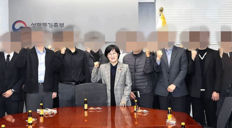 원민경 성평등가족부 장관이 지난 16일 SNS에 올렸다가 지운 사진. /사진=원민경 장관 X계정