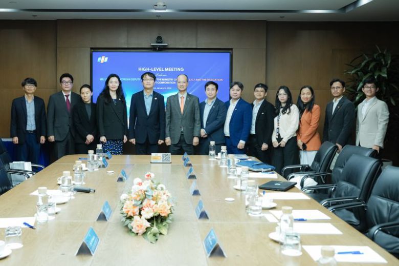 이도규 정보통신정책실장(왼쪽 다섯 번째), 응우옌 테 프엉 FPT 부사장(왼쪽 여섯 번째)과 양측 관계자들이 16일 하노이 FPT타워에서 기념사진을 촬영하고 있다. FPT 제공