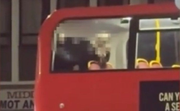 [뉴시스] 지난해 12월29일 오후 6시40분께 런던 서부 헤이즈의 억스브리지 로드를 달리던 이층버스 안에서 한 남녀가 성관계를 하는 듯한 모습. (사진=SNS 캡처) 2026.1.18 *재판매 및 DB 금지 /사진=뉴시스
