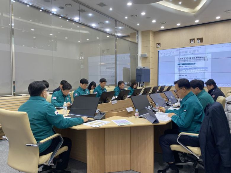 서울시가 19일 '긴급 한파대책 상황 점검회의'를 열고 관련 실국장과 대책을 논의하고 있다. 서울시 제공