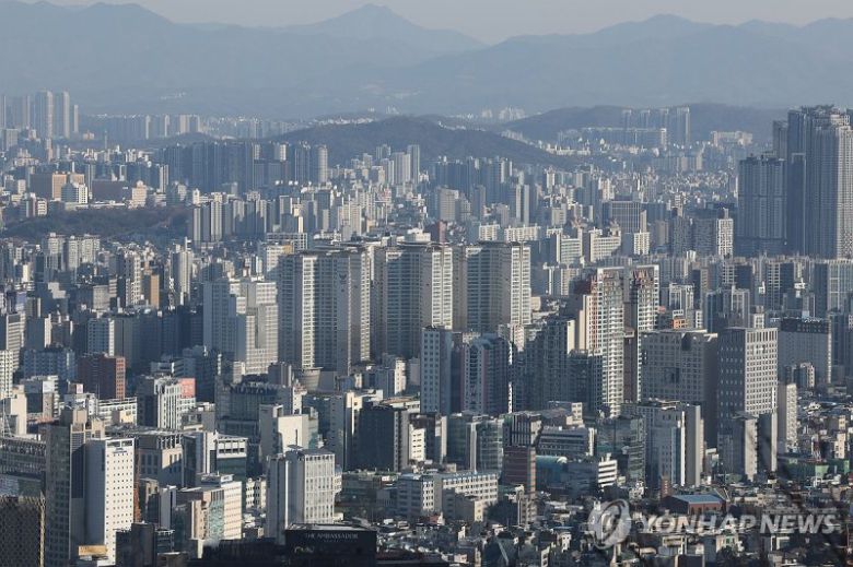 서울 시내 아파트 모습. 연합뉴스                                  서울 아파트 최고가 거래 상위 10건. 집품 제공