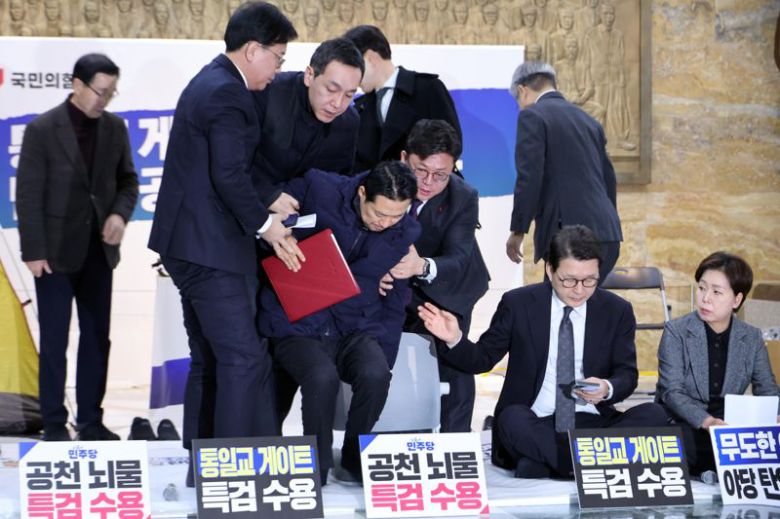 국민의힘 장동혁 대표가 19일 서울 여의도 국회 로텐더홀에서 열린 최고위원회의를 마치고 부축을 받고 있다. 사진=박범준 기자