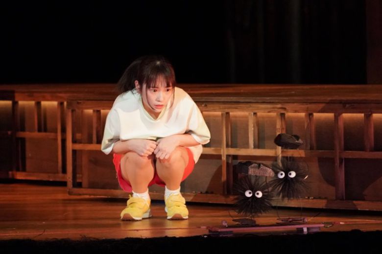 숫검댕이 등 인기 캐릭터가 무대 위에서 살아 움직이는 실체로 등장한다. CJ ENM·토호 제공