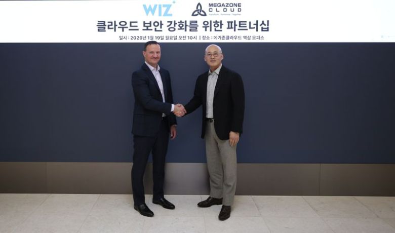 지난 19일 서울 역삼동 메가존클라우드 연락사무소에서 메가존클라우드 염동훈 대표(오른쪽)와 위즈 달리 라직 대표 겸 COO가 ‘클라우드 보안 강화를 위한 파트너십’ 체결식 후 기념촬영을 하고 있다. 메가존클라우드 제공