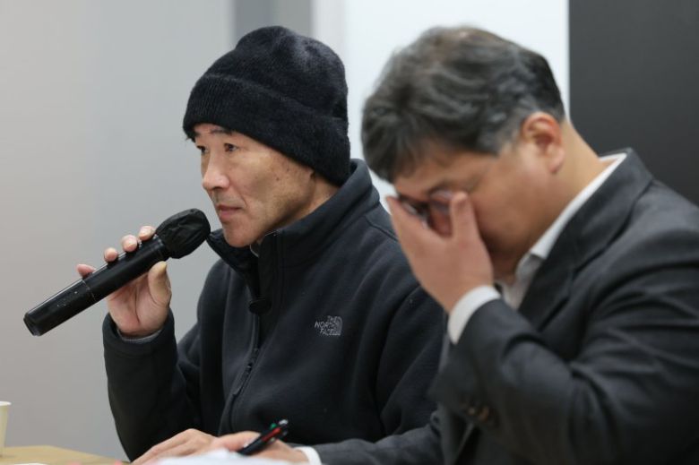 '서해 공무원 피살 사건'의 유족 이래진씨(왼쪽)와 법률대리인 김기윤 변호사가 19일 서울 서초구 한 사무실에서 서해 피살 사건의 판결문 공개 기자회견을 열고 발언하고 있다. 사진=뉴시스