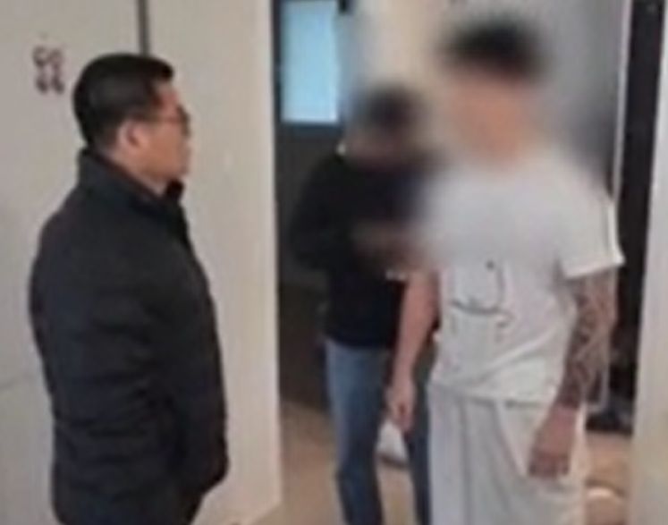 경찰이 보이스피싱 조직원을 검거하고 있다. 서대문경찰서 제공