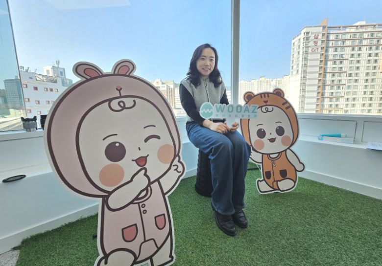 지난 16일 본지와 인터뷰를 진행한 우아즈 김지은 대표가 자사 캐릭터와 함께 기념촬영하고 있다. 사진=변옥환 기자