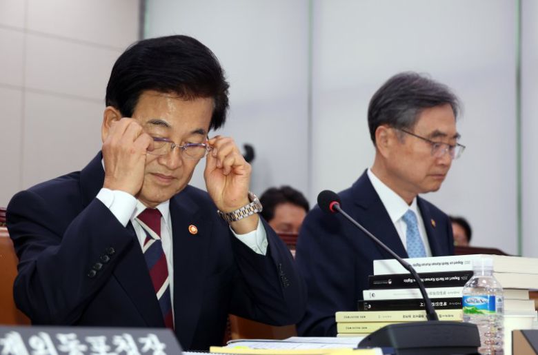 정동영 통일부 장관(왼쪽)과 조현 외교부 장관이 지난해 8월 18일 국회 외교통일위원회 전체회의에 참석하고 있다. 뉴시스