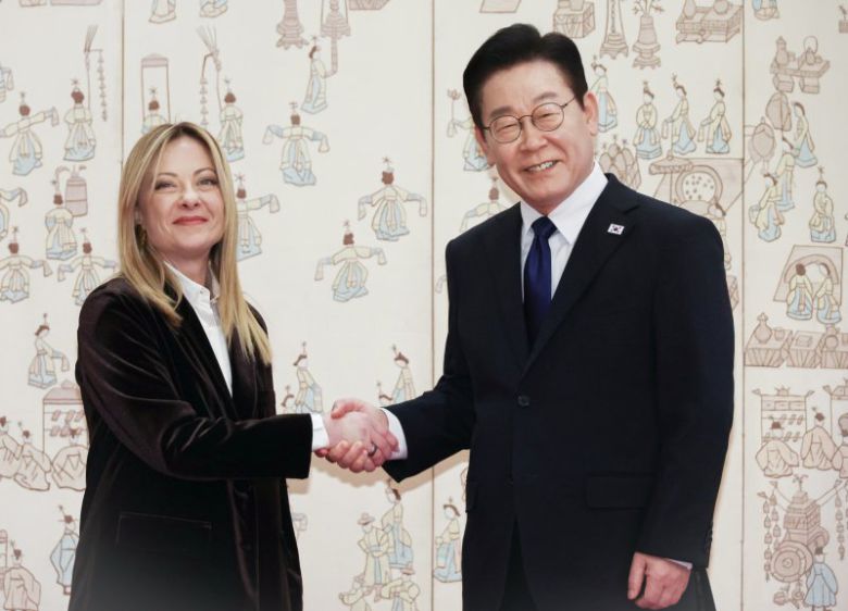 이재명 대통령과 조르자 멜로니 이탈리아 총리가 19일 청와대에서 한-이탈리아 정상회담에 앞서 기념촬영을 하고 있다. 뉴시스