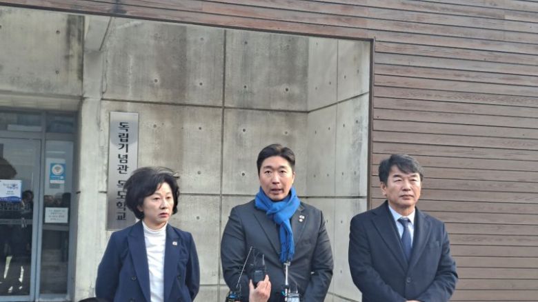 19일 독립기념관 밝은누리관 앞에서 독립기념관 이사인 민주당 송옥주, 김용만, 문진석 의원(왼쪽부터)이 이사회 결과를 설명하고 있다. 연합뉴스