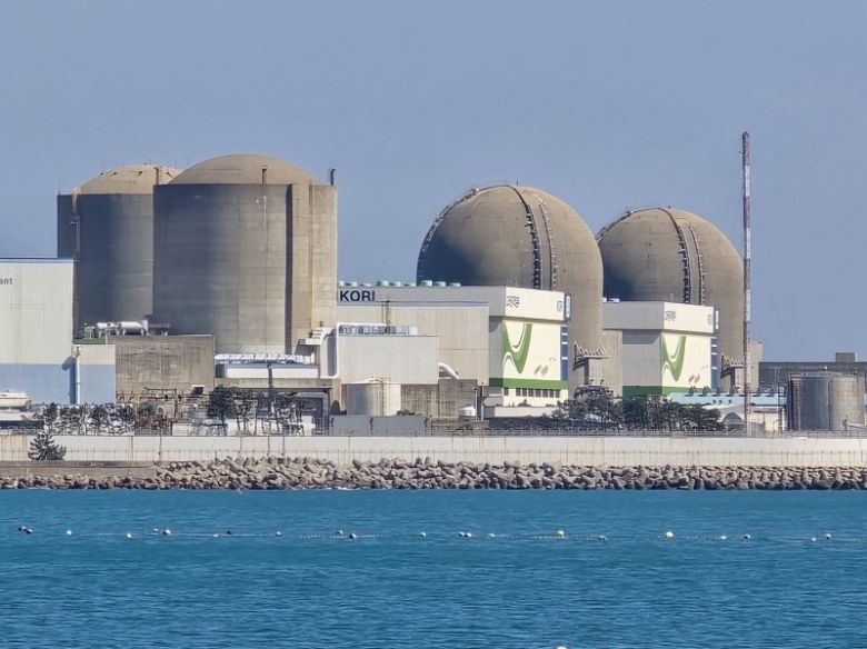 부산 기장 임랑해수욕장에서 바라본 한국수력원자력 고리원자력본부. 뉴스1