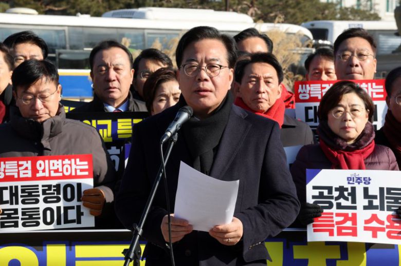 송언석 국민의힘 원내대표가 20일 오전 서울 종로구 청와대 앞 분수대에서 통일교 게이트, 공천 뇌물 특검 즉각 수용 촉구 발언을 하고 있다. 뉴시스