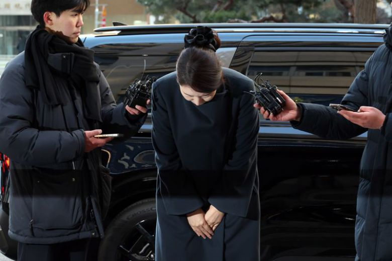 공천헌금 1억원 의혹을 받는 강선우 무소속 의원 20일 서울경찰청 광역수사대에 조사를 받기위해 도착해 인사하고 있다. 강 의원이 해당 의혹으로 수사기관에 출석하는 건 이번이 처음이다. 사진=서동일 기자