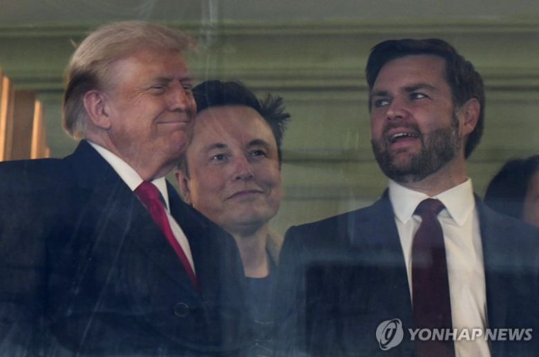 도널드 트럼프 미국 대통령(왼쪽)과 JD 밴스 미국 부통령(오른쪽) 뒤에 선 일론 머스크 테슬라 최고경영자(CEO).연합뉴스