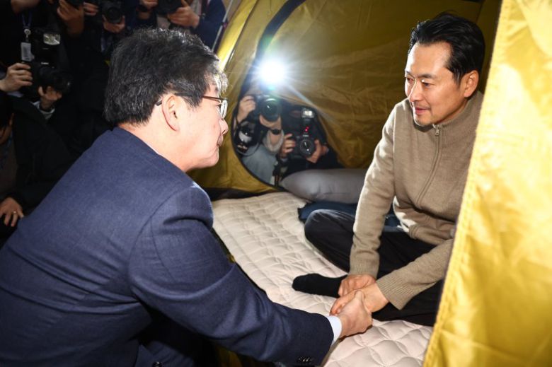 유승민 전 의원이 20일 오전 서울 여의도 국회 로텐더홀에서 단식농성중인 장동혁 국민의힘 대표를 찾아 격려하고 있다. 뉴시스