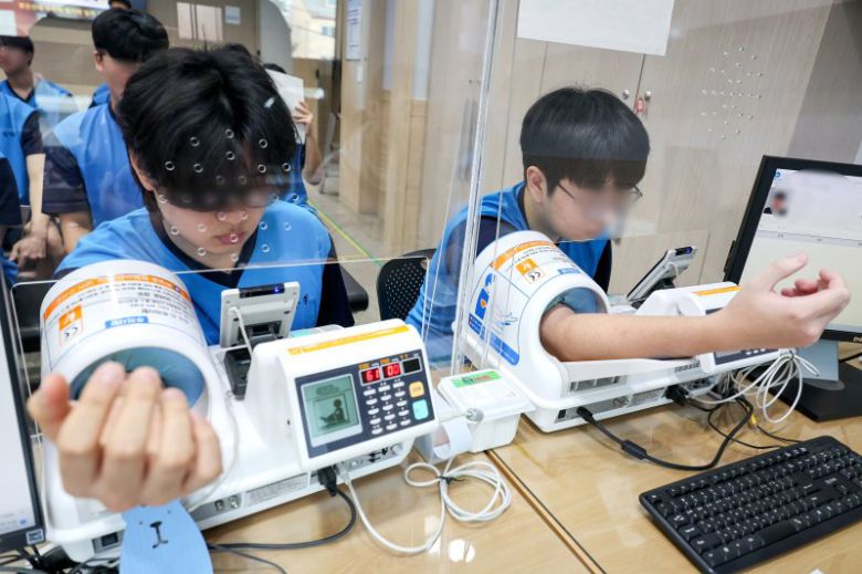 지난해 1월 13일 첫 병역판정검사가 실시된 경기도 수원시 팔달구 경인지방병무청에서 검사 대상자들이 신체검사를 받고 있다. 공동취재단