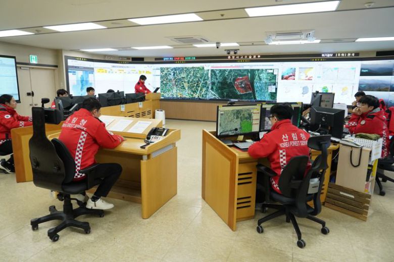 봄철 산불조심기간을 맞아 비상근무에 돌입한 산림청 중앙산림재난상황실 모습.