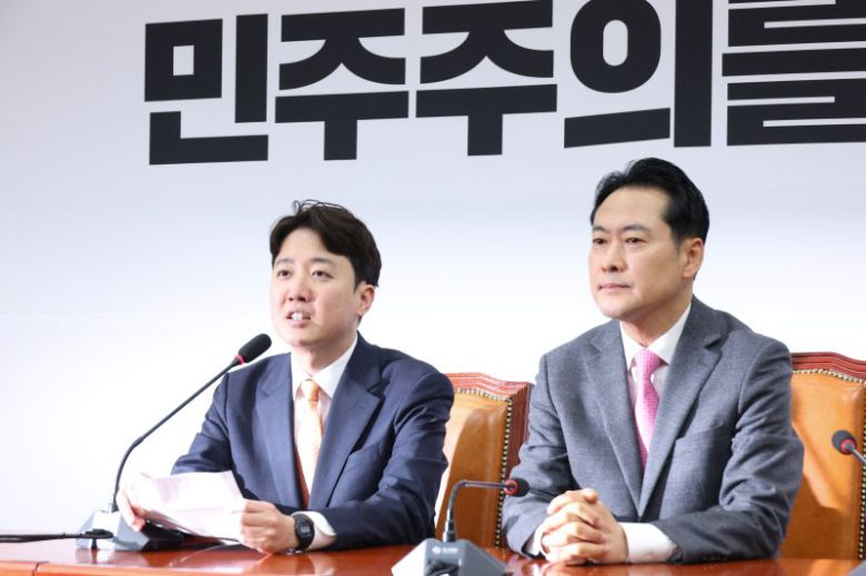 장동혁 국민의힘 대표와 이준석 개혁신당 대표가 13일 서울 여의도 국회에서 회동하고 있다. 뉴스1