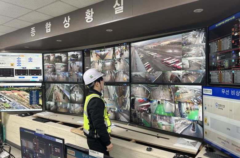 부산시설공단이 설 명절을 앞둔 이달 15~21일 부산 주요 공공시설에 대한 재난안전 현장점검을 진행한 가운데 공단 직원이 부산종합버스터미널 상황실 CCTV 상태를 점검하고 있다. 부산시설공단 제공