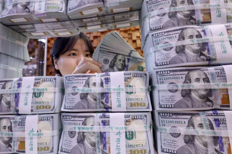 서울 중구 하나은행 위변조대응센터에서 직원이 100달러 지폐를 살펴보고 있다.ⓒ News1 민경석 기자 /사진=뉴스1