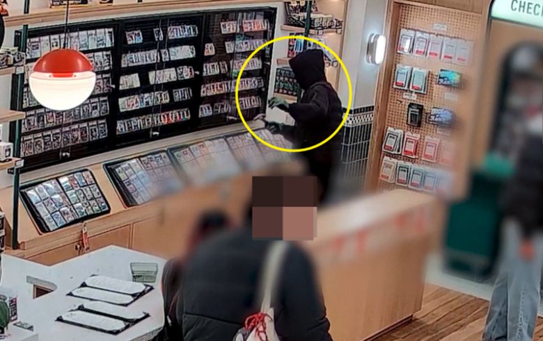포켓몬 카드를 훔치는 무장강도/사진=The Poke Court 제공, 연합뉴스TV
