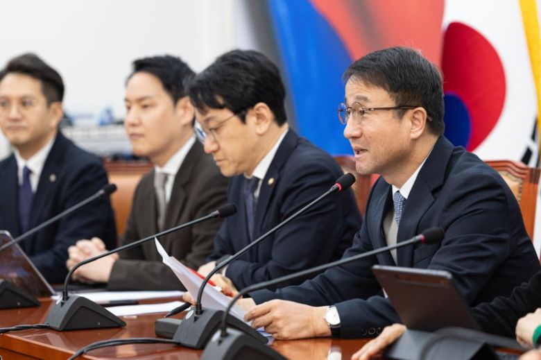 한병도 더불어민주당 원내대표가 20일 서울 여의도 국회에서 열린 원내대책회의에서 모두발언하고 있다. 뉴스1