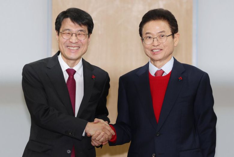 20일 오후 경북 안동시 경상북도청에서 열린 대구·경북 행정통합 추진협의 회의에서 이철우 경북지사(오른쪽)와 김정기 대구시장 권한대행 행정부시장이 악수하고 있다. 연합뉴스