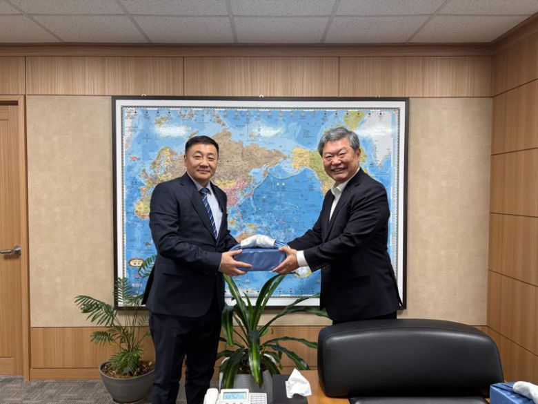 몽골 의무보험협회 울지바트 몰롬잼츠 협회장(왼쪽)과 보험개발원 허창언 원장(오른쪽).보험개발원 제공 /사진=파이낸셜뉴스 사진DB