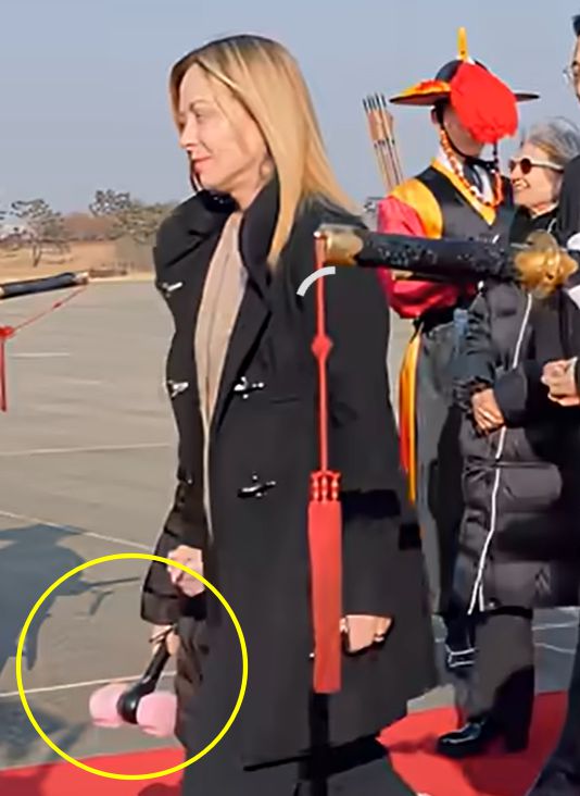 블랙핑크 응원봉을 들고 입국하는 조르자 멜로니 이탈리아 총리의 모습 /사진=조르자 멜로니 유튜브 갈무리