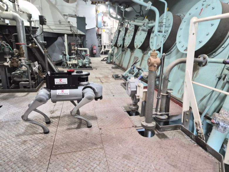 4족 보행 로봇이 선박 내에서 모니터링 업무를 수행하고 있다. 케이조선 제공