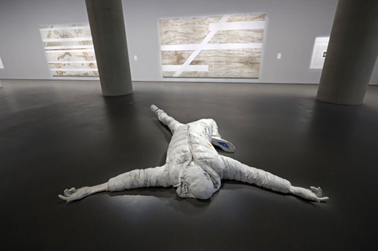 아모레퍼시픽미술관은 현대미술 기획전으로 미국 작가 마크 브래드포드(Mark Bradford)의 개인전 ‘Mark Bradford: Keep Walking’. 아모레퍼시픽미술관 제공