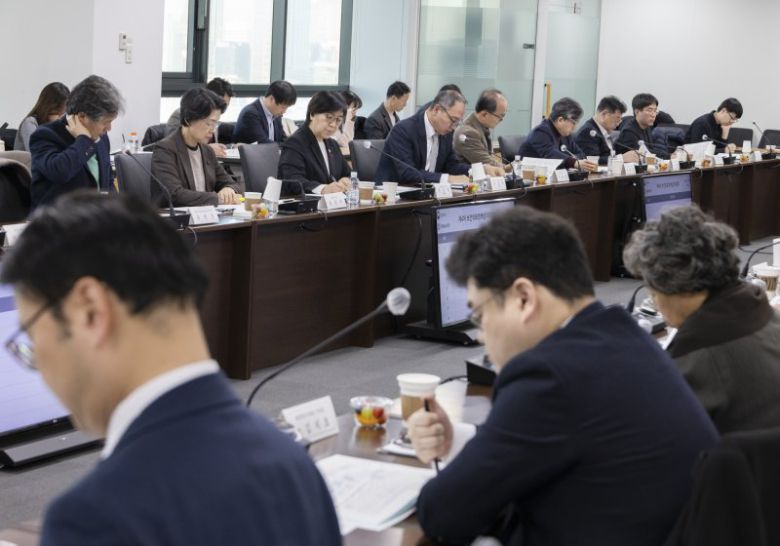 정은경 보건복지부 장관이 20일 오후 서울 서초구 국제전자센터에서 제4차 보건의료정책심의위원회(보정심) 회의를 진행하고 있다. 뉴시스 제공