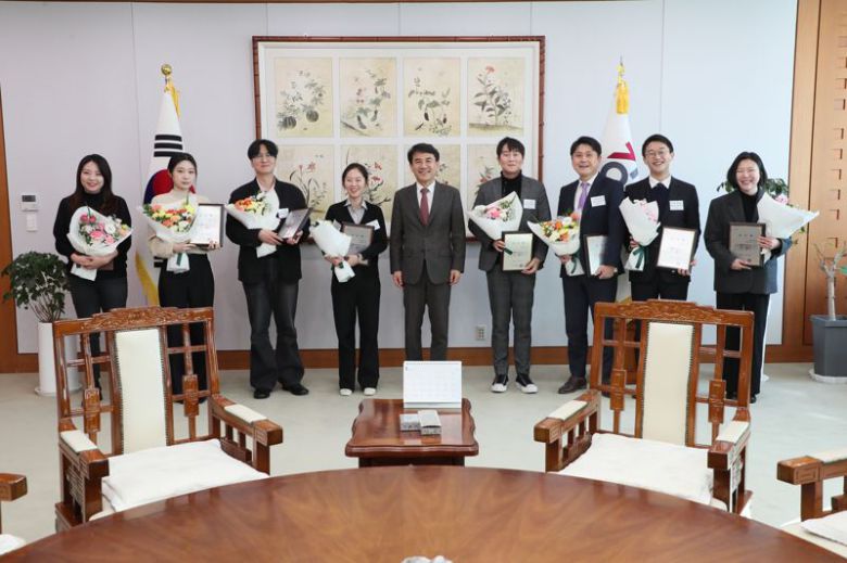 김진태 강원도지사(사진 가운데)가 20일 도청 통상상담실에서 국회 관계관들에게 감사패를 전달하고 기념사진을 촬영하고 있다. 강원자치도 제공