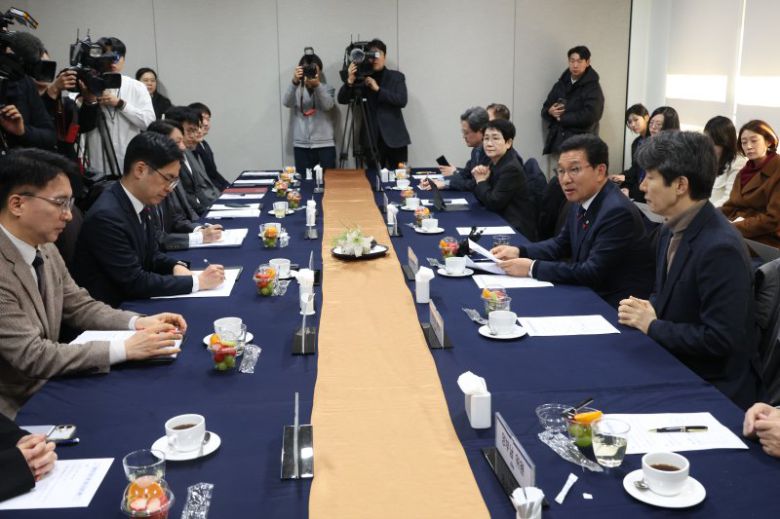 신정훈 국회 행안위 위원장이 20일 오후 서울 여의도 국회에서 열린 ‘행정통합 관련, 행안부의 민주당 행안위 보고’ 행사에서 발언을 하고 있다. 뉴시스