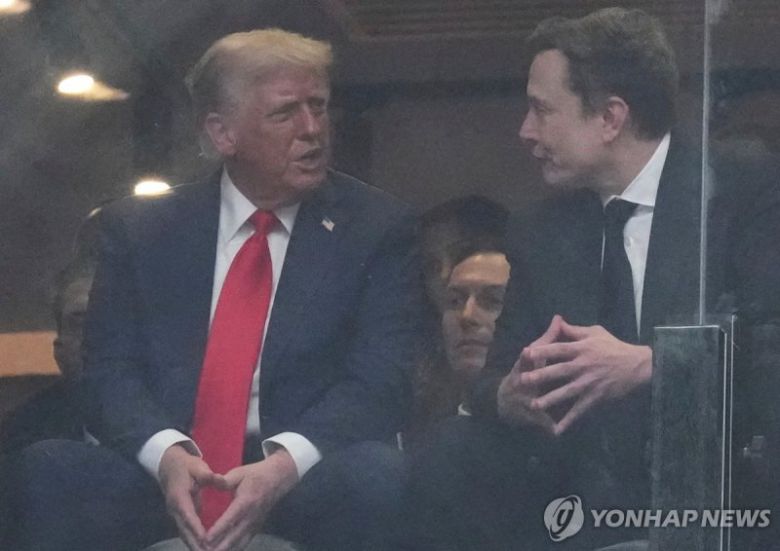 지난해 9월 21일 찰리 커크 추모식에서 만난 도널드 트럼프 미국 대통령(왼쪽)과 일론 머스크 테슬라 최고경영자(CEO).연합뉴스