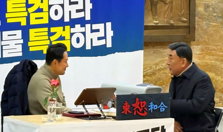 김두겸 울산시장이 20일 국회 본청을 찾아 단식 중인 국민의힘 장동혁 대표와 이야기를 나누고 있다. 울산시 제공