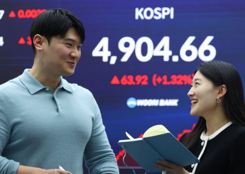 코스피가 전 거래일(4840.74)보다 63.92포인트(1.32%) 오른 4904.66에 마감한 19일 오후 서울 중구 우리은행 본점 딜링룸에 지수가 표시돼 있다. 뉴시스