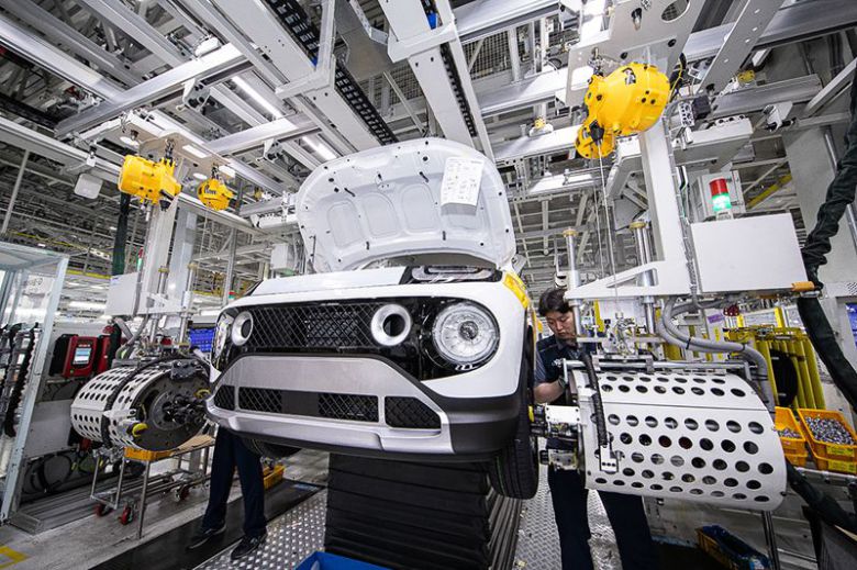 광주글로벌모터스(GGM)는 지난 19일 2026년 1차 기술직 및 일반직 신입·경력 채용 원서접수를 마감한 결과, 47명 모집에 1596명이 지원해 평균 34대 1의 경쟁률을 기록했다고 20일 밝혔다. 사진은 캐스퍼 생산 모습. GGM 제공