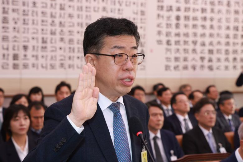 지난해 10월 서울 여의도 국회에서 열린 법제사법위원회의 법무부 등 종합감사에서 신용해 전 교정본부장이 선서를 하고 있다. 뉴시스