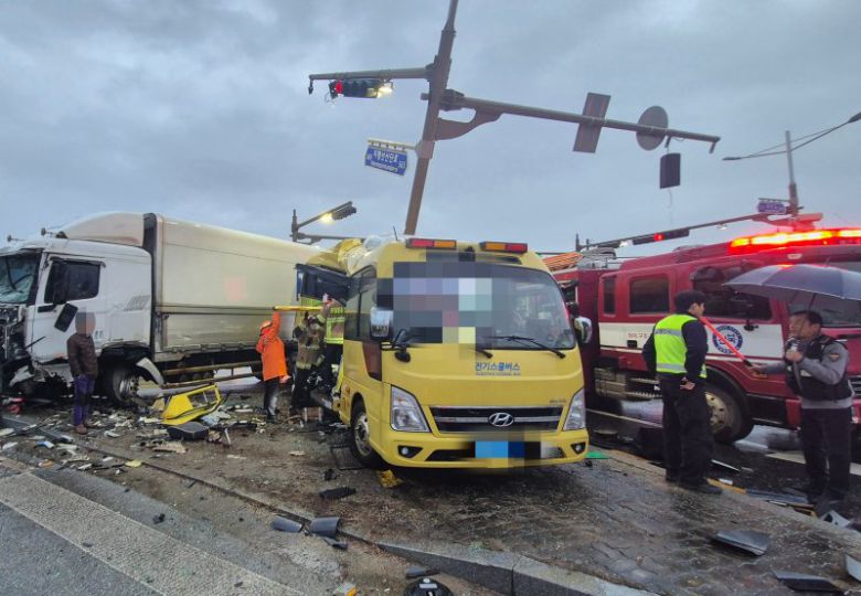 지난해 12월23일 전북 김제시 백산면 한 교차로에서 통학버스와 화물차량 사고가 났다. 전북소방 제공