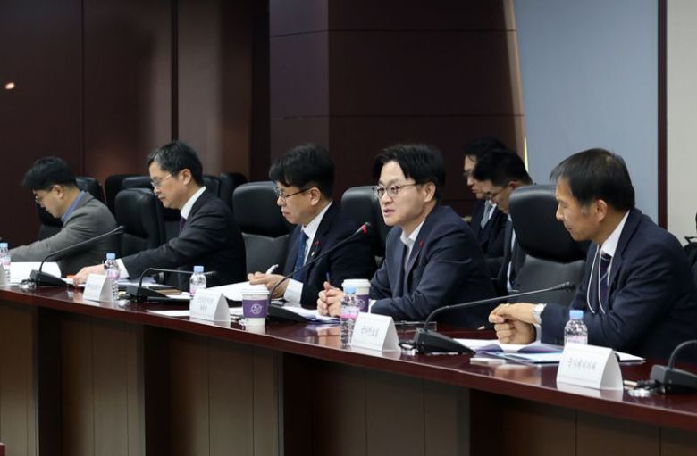 20일 서울 종로구 한국무역보험공사에서 재정경제부, 과학기술정보통신부, 외교부 등 관계부처 관계자가 참석한 가운데 '제2차 자원안보협의회'가 열렸다. 김정관 산업부 장관이 회의를 주재하고 있다. 산업부 제공