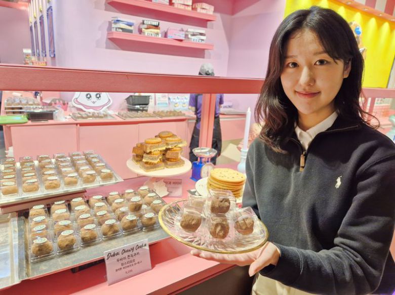 롯데백화점 부산본점 지하1층 '남포당'에서 쫀득한 식감과 이국적인 풍미를 살린 다양한 맛의 두바이쫀득쿠키를 선보이고 있다. 롯데쇼핑 제공