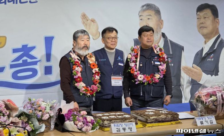 20일 오후 서울 영등포구 한국노동조합총연맹 대회의실에서 열린 '제29대 위원장·사무총장 선거 결과 발표식'에서 김동명 현 위원장(왼쪽)이 당선인으로 발표된 뒤 기념촬영을 하고 있다. 사진=박성현 기자
