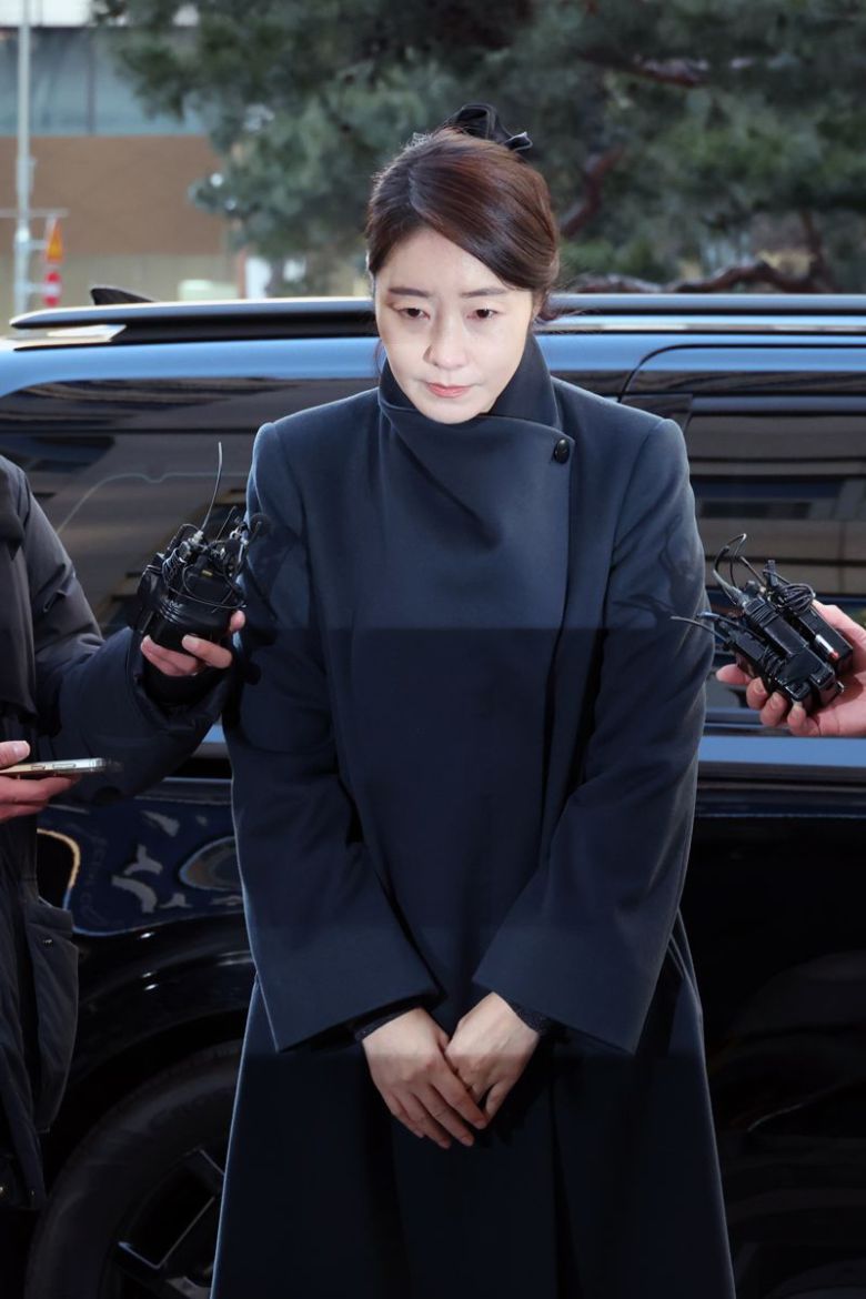 공천헌금 1억원 의혹을 받는 강선우 무소속 의원 20일 서울경찰청 광역수사대에 조사를 받기위해 도착해 인사하고 있다. 강 의원이 해당 의혹으로 수사기관에 출석하는 건 이번이 처음이다. 사진=서동일 기자